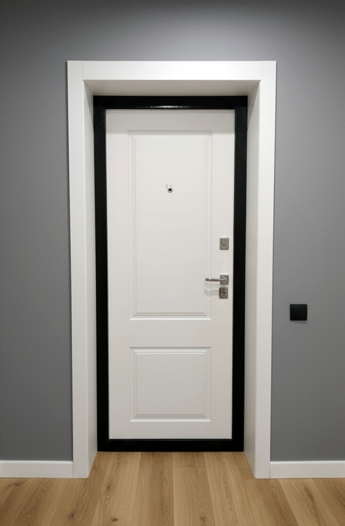 Белая дверь с доборами Белая дверь с доборами