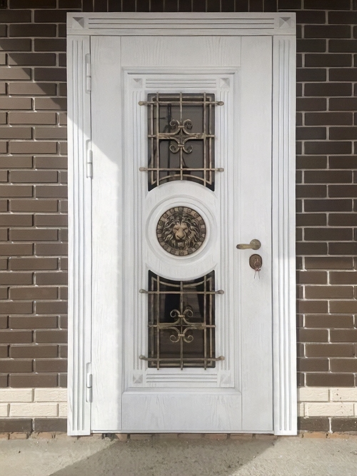 Дверь белого цвета с ковкой Дверь белого цвета с ковкой