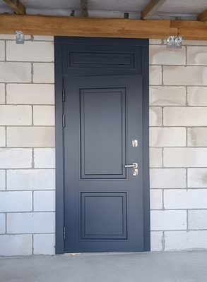 Дверь с верхней вставкой