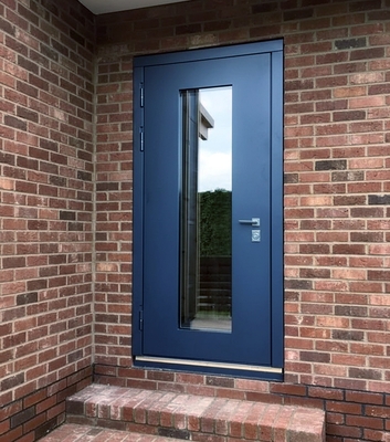 С большим стеклом в кирпичном доме С большим стеклом в кирпичном доме