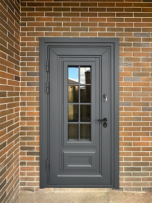 Серая дверь с остеклением Серая дверь с остеклением