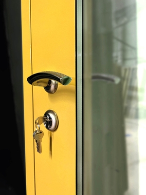 Стеклопакет и ручка Стеклопакет и ручка